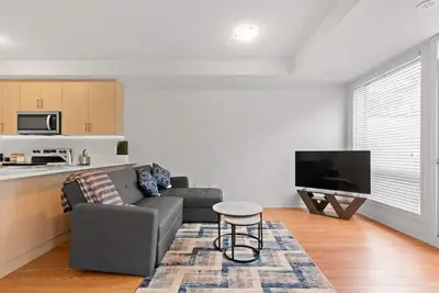 Stunning New Town~Modern 2 Bed House~Brampton Gta