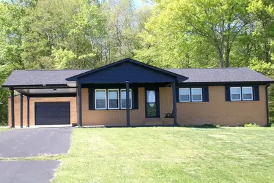 Image de Newly remodeled home in quiet, country setting, while only 5 minutes from town.