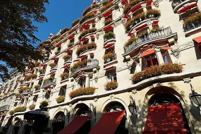 Image de Avenue Montaigne|Luxury Home in Haute-Couture Paris:The heart of Parisian luxury