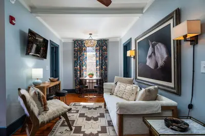 Image de Designer Suite in the Heart of Charleston