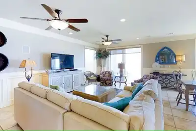 Image de Beach front, pet friendly, swimming pool, 6 bedrooms & baths!