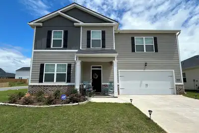 Image de 5 bedroom spacious home, with charcoal grill and seating. Peaceful neighborhood.