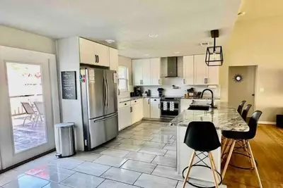 Image de Close to the beach! Private home away from home.
