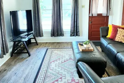 Image de South East Bungalow 2bd/1bth 3-blocks to Main Street in Downtown