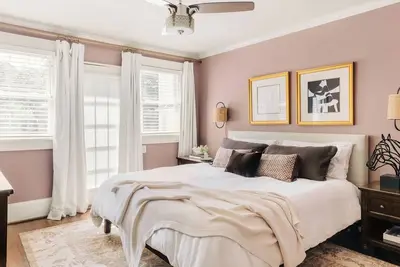 Image de English Country Family Home ~ 2 miles to Downtown Greenville