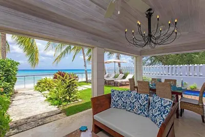 Image de Impeccable beachfront villa with incredible views