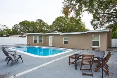 Image de Luxury Dream Getaway: Heated Pool House in Prime Location!