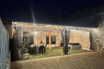 Image de Logement pour 6 personnes avec spa privatif!