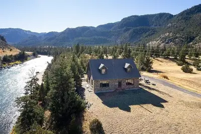 Image de The Stonefly House- 3 bed/2. 5 bath custom stone home, Yellowstone River Front