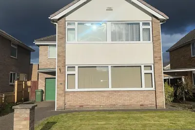 Image de Modern 4 bedroom detached house with private parking families, contractors