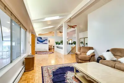 Image de Ideally located home overlooking mountain & golf views - two primary bedrooms