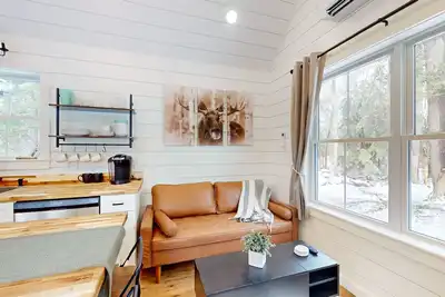 Image de Brand-new dog-friendly home near Hancock Pond with firepit, grill, streaming, Ac