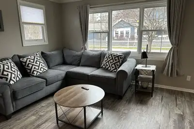 Lucy's Lake House, Lake view, One block from Lake Ontario, Peaceful & Spacious