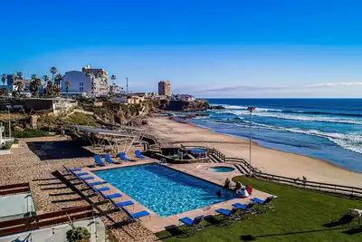 Image de Dog-friendly oceanfront villa with pool access, rooftop patio, full kitchen