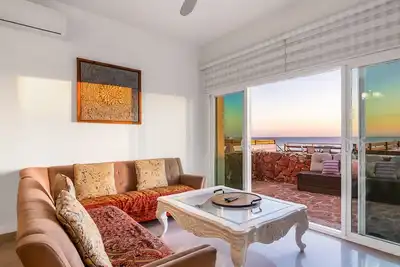 Image de Dog-friendly ocean-view villa with patio, outdoor pool, streaming, partial Ac