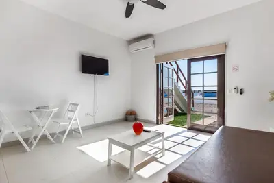 Image de Bright dog-friendly suite with kitchenette, heated outdoor pool, hot tub, patio
