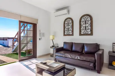 Image de Dog-friendly beach haven with heated pool, hot tub, kitchenette, patio, Ac