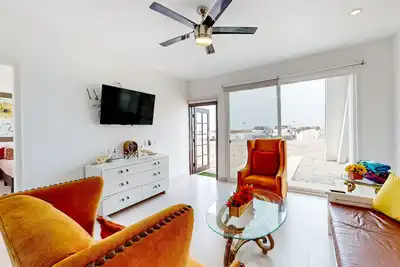 Image de Dog-friendly villa with heated outdoor pool, hot tub, streaming, partial views