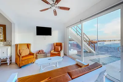 Image de Dog-friendly villa with heated outdoor pool, hot tub, streaming, balcony, grill