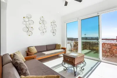 Image de Bright dog-friendly home with heated pool, hot tub, streaming, & ocean views