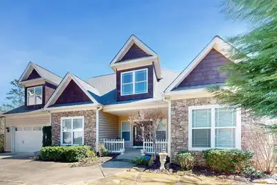 Image de Lakefront getaway with a fitness room, kitchenette, sunroom, & central Ac