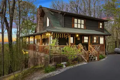 Image de Dog-friendly mountain cabin with private hot tub, fire table, & game room