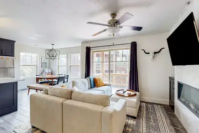 Image de Stunning mountain view getaway with pool, hot tub, fitness room, & Ac
