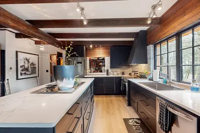 Image de Dog-friendly mountain-view home with fireplace, deck, grill, streaming, & W\/D