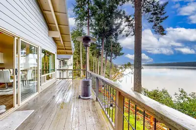 Image de Home w\/ sunrise views over Discovery Bay, near town & Olympic Np- dog-friendly