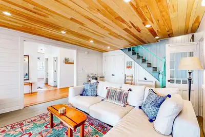 Image de Oceanfront home on 6 acres with multi-level deck & spectacular view