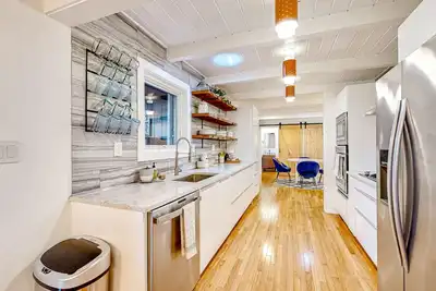 Image de Entertainer's dream with hot tub, putting green, game room & yoga studio