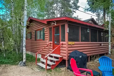 Image de Updated cabin with a screened patio, washer/dryer, & fireplace