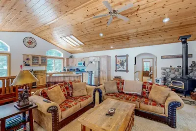 Image de Beautiful two-story retreat with private hot tub, deck, wood stove, washer\/dryer
