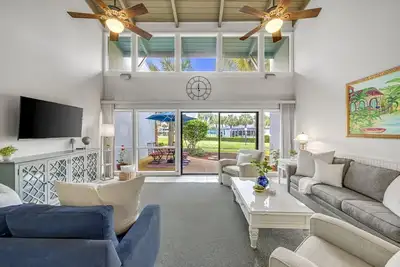 Image de Nostalgic townhome nestled on quiet preserved beach!