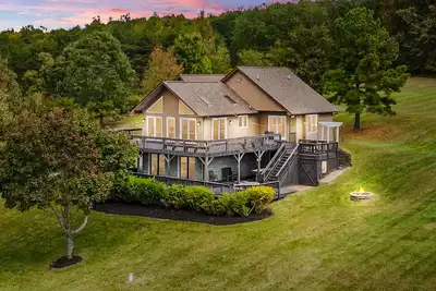 Image de Updated lakefront home & studio with water views, beach, dock & game room