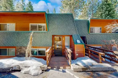 Image de Forest-view condo with wood fireplace & walkable locale - dog-friendly