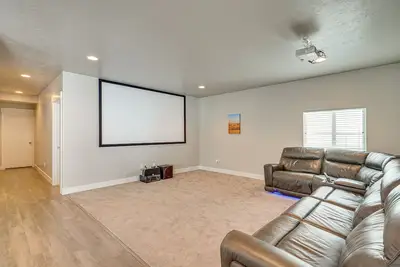Image de Lovely Walk-Out Apt w/ Movie Screen: 20 Mi to Slc!