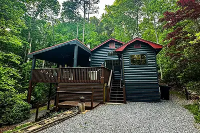 Image de Cozy Mountain Retreat with Private Hot Tub, Modern Comforts & Scenic Views