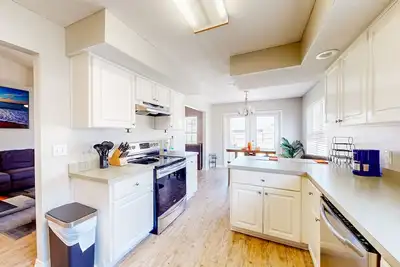 Image de Vibrant retreat with a fenced yard, furnished patio, washer\/dryer, & central Ac