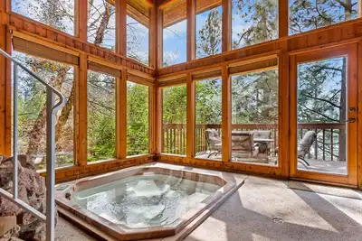 Image de Unique lakefront hideaway with four decks, dock, private hot tub & wood stove