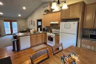 Image de Spacious home for family and friends! Close to downtown Boyne +patio & fire pit