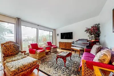 Image de Secluded home near downtown Woodinville with large wraparound deck & grill