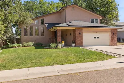 Image de Stylish 4 level home in a quiet safe neighborhood nestled in a cul-de-sac.