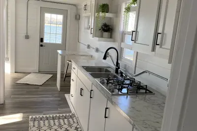 Image de Steps Away From The Lake!