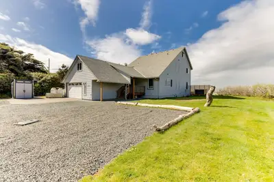 Image de Oceanfront, dog-friendly gem with Castle Rock view, hot tub & beach access