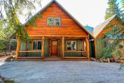 Image de Mountain view getaway with game room, wood fireplace, deck, & washer\/dryer