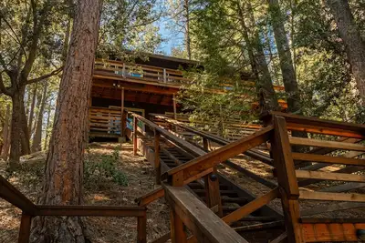 Image de Spacious 2 story cabin - King Beds, Treetop views, 5 minutes to town
