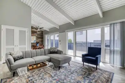 Image de Classic Palo Alto 2br w/ Balcony, nr Caltrain & Dining, by Blueground