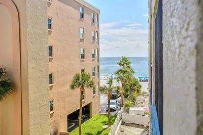 Image de Prime Location, Premium Condo. On the Beach. Heated Pool. Across from Johns Pass.