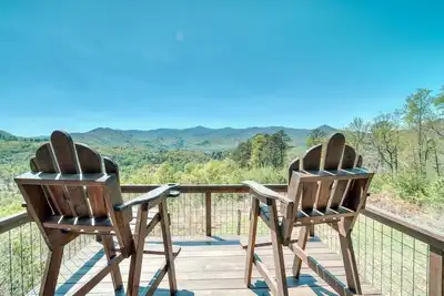 Image de Bear’s Chateau: Modern-Rustic Cabin w/ Mtn Views, Screened Porch + Fire Pit